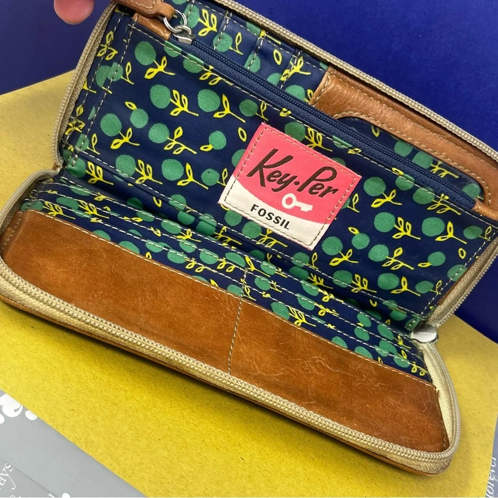 Fossil Key-per Zip Around Continental wallet